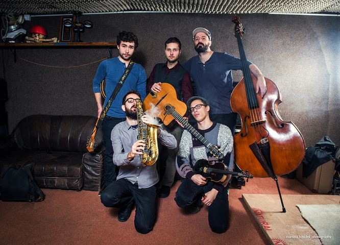 Kapela Futur Swing s nástroji